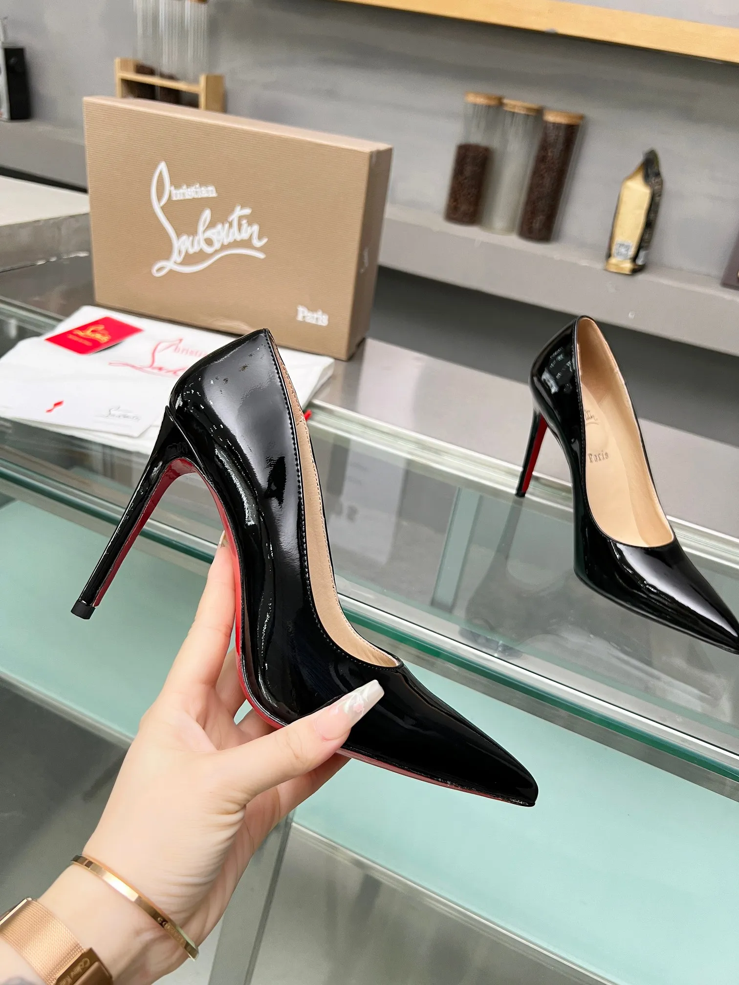 👟👟Ex-factory price 560👟👟 Christian Louboutin CL red-soled shoes‖ Globally limited edition! Blessings from Las Vegas❤ Inspired by the colorful neon of Las Vegas🎆 Handmade, exquisite craftsmanship❗Collectible work❗ Absolutely eye-catching presence🌟 Transparent PVC ironed with various crystal diamonds, very delicate, too beautiful, too beautiful, too beautiful. Stiletto fashion sandals are simply irresistible. Sexy goddess releases invincible femininity. The gorgeous red sole is like the red carpet the queen steps on when she ascends to the top. Her aura will be full in every minute. Whether in love or in the workplace, she will be popular to the end. Extraordinarily fascinating and full of femininity! Suitable for all kinds of parties 💎 Unbeatable classic, all original one-to-one mold customization 🍳Fabric: original material PVC/mesh 🍳Inner: imported soft sheepskin lining feet 🍳Outsole: original genuine leather sole 🍳Heel height: flat bottom increased by 3cm/8.5cm/10.5cm 🍳Color: gold, silver, black, white 🍳Size : 35-39 (40/41/42/43 customized, non-returnable) standard code 🍳Packing: with cloth bag, card